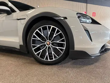 PORSCHE Cross Turismo 4