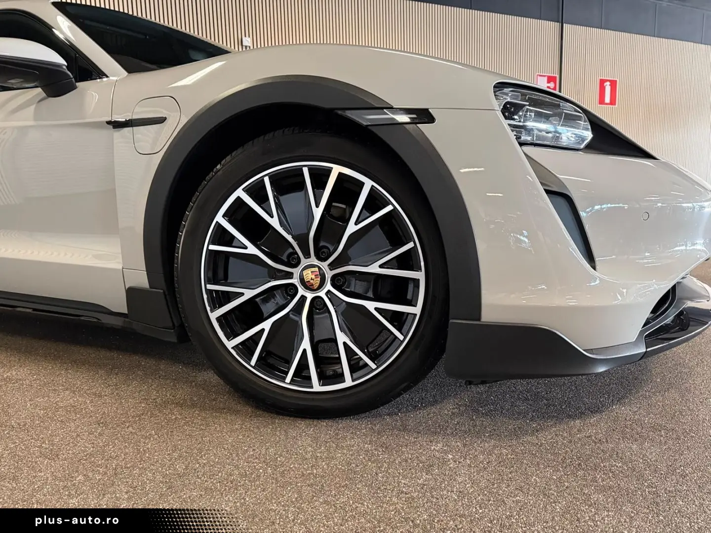 PORSCHE Cross Turismo 4