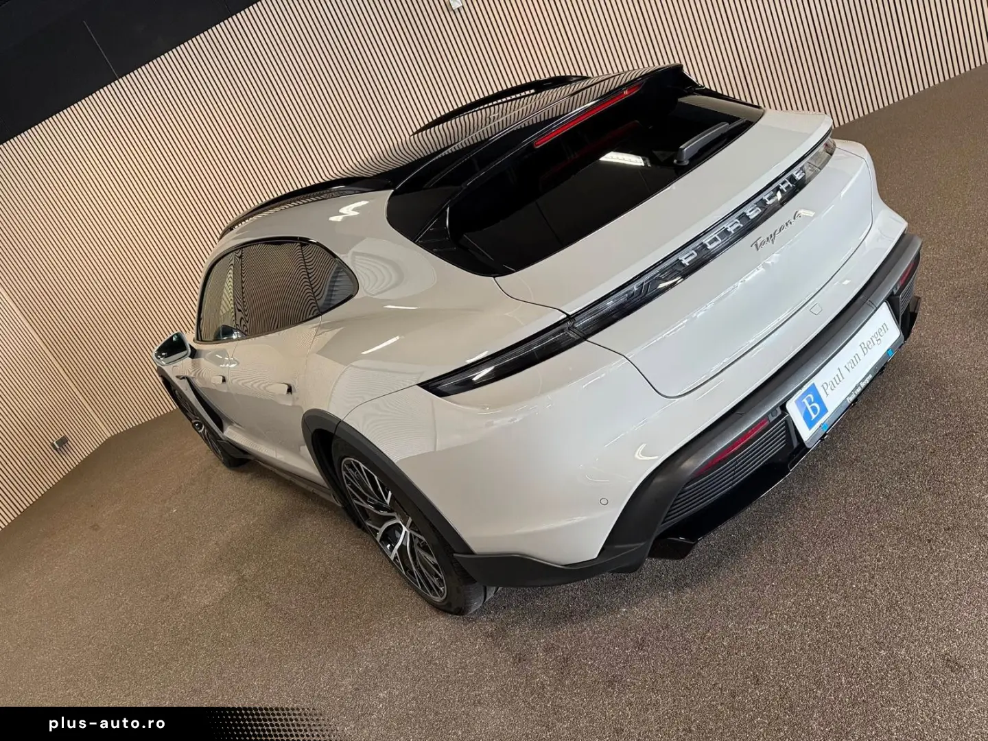 PORSCHE Cross Turismo 4