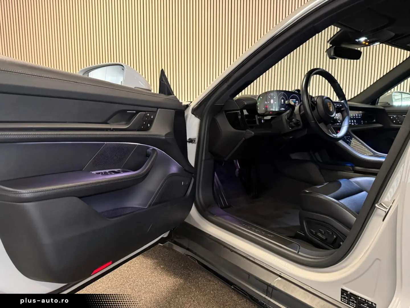 PORSCHE Cross Turismo 4