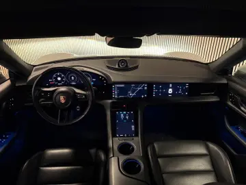 PORSCHE Cross Turismo 4