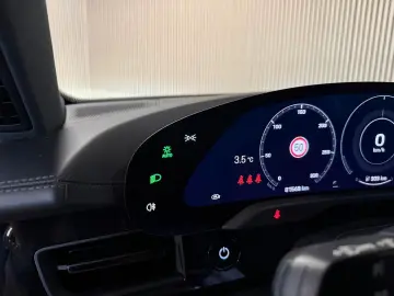 PORSCHE Cross Turismo 4