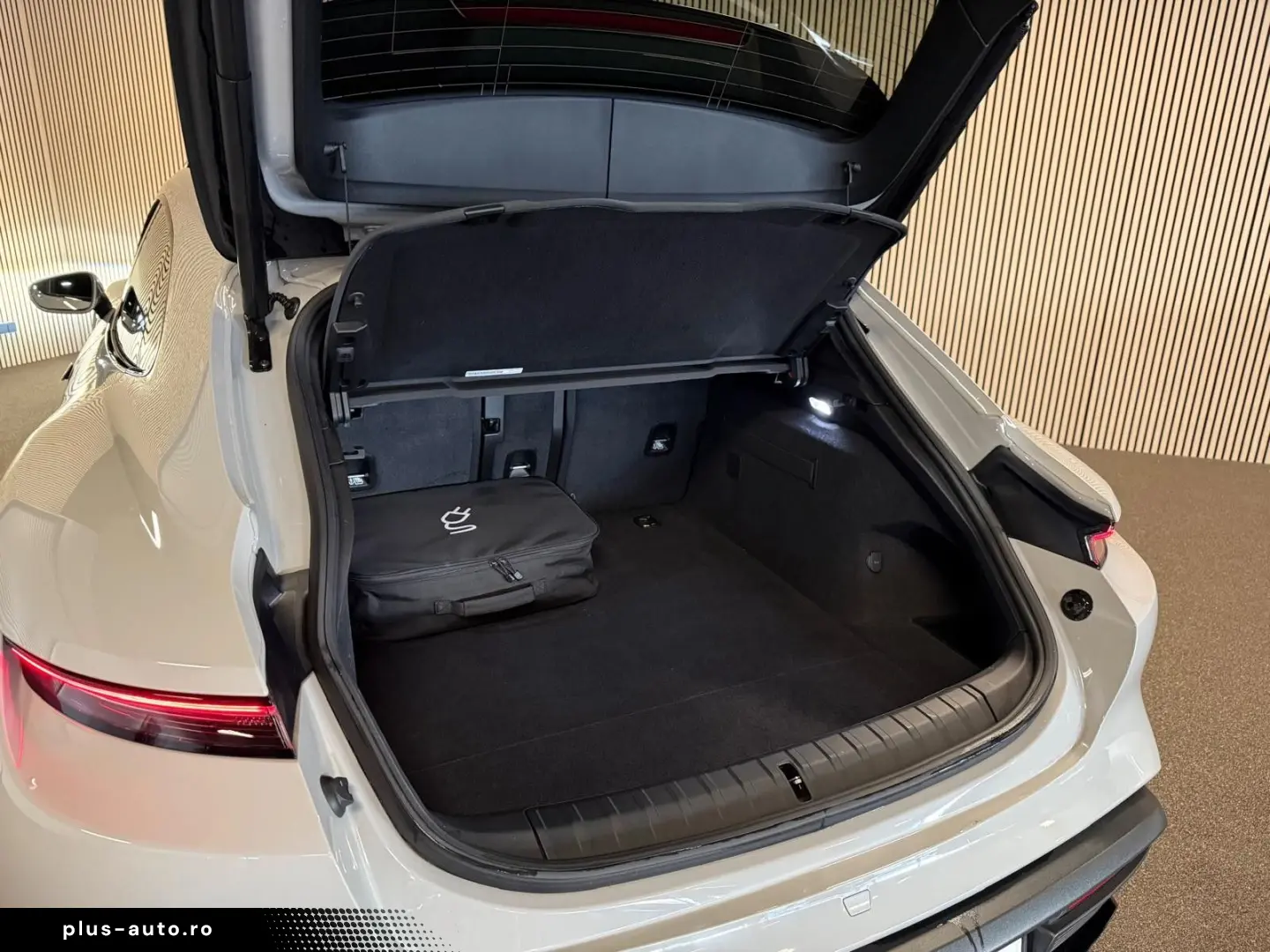 PORSCHE Cross Turismo 4