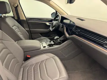 VW Touareg eHybrid 4M Atmosphere Pano20NaviMatrix