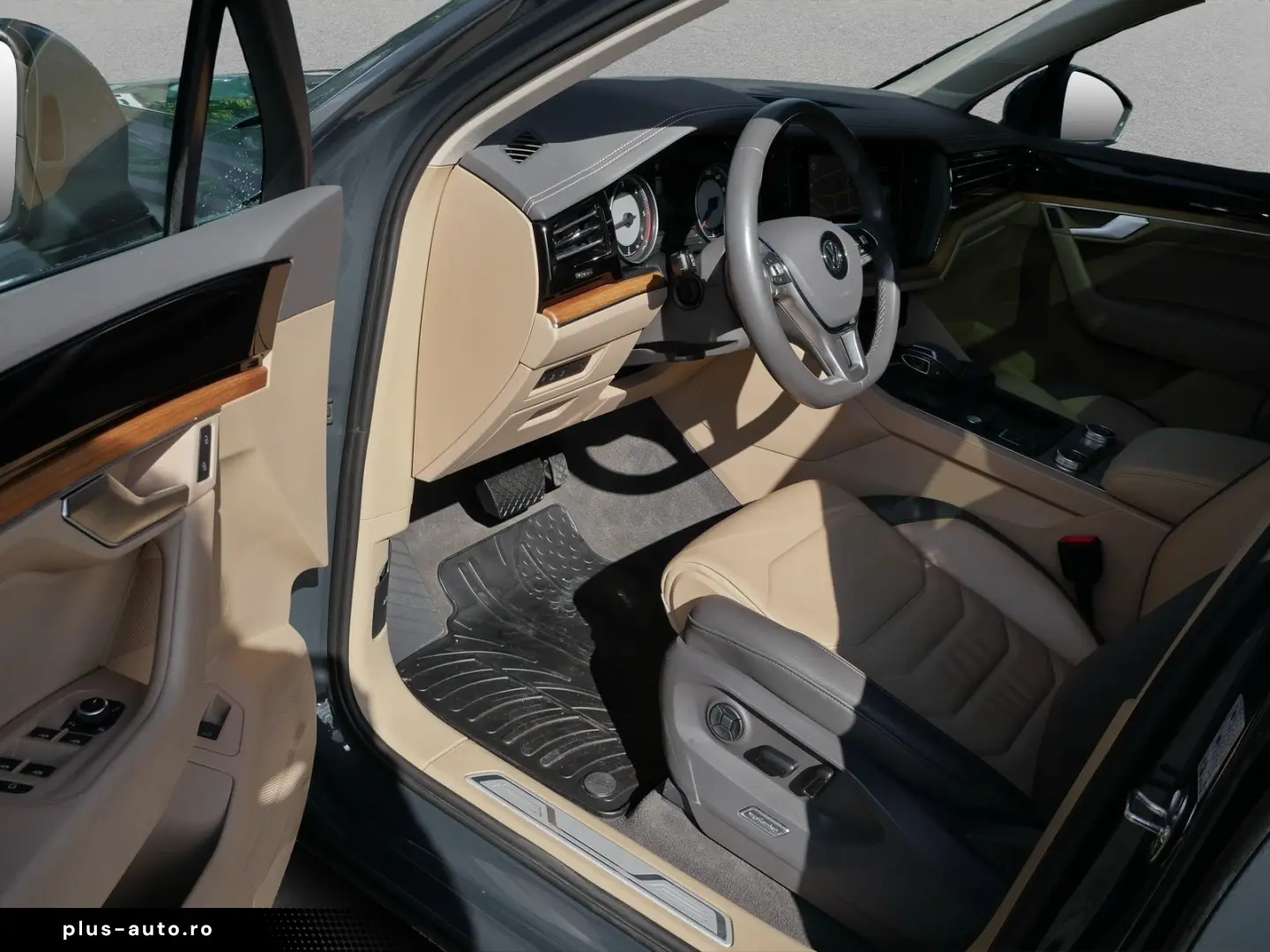 VW Touareg 3.0 TDI Pano Stand RFK Air ACC LED Navi