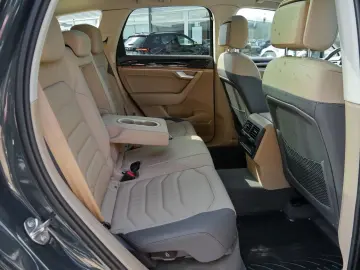 VW Touareg 3.0 TDI Pano Stand RFK Air ACC LED Navi