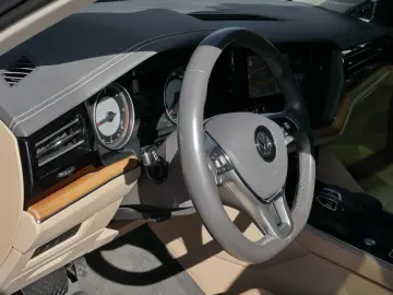 VW Touareg 3.0 TDI Pano Stand RFK Air ACC LED Navi