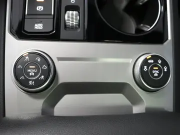 VW Touareg R-Line Black Style Luft AHK Matrix HUD