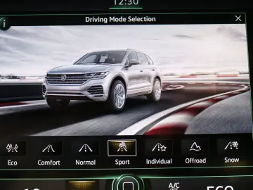 VW Touareg R-Line Black Style Luft AHK Matrix HUD