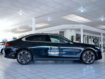 BMW 520i A   HUD   LED   4 ZONEN   HARMAN   ACC