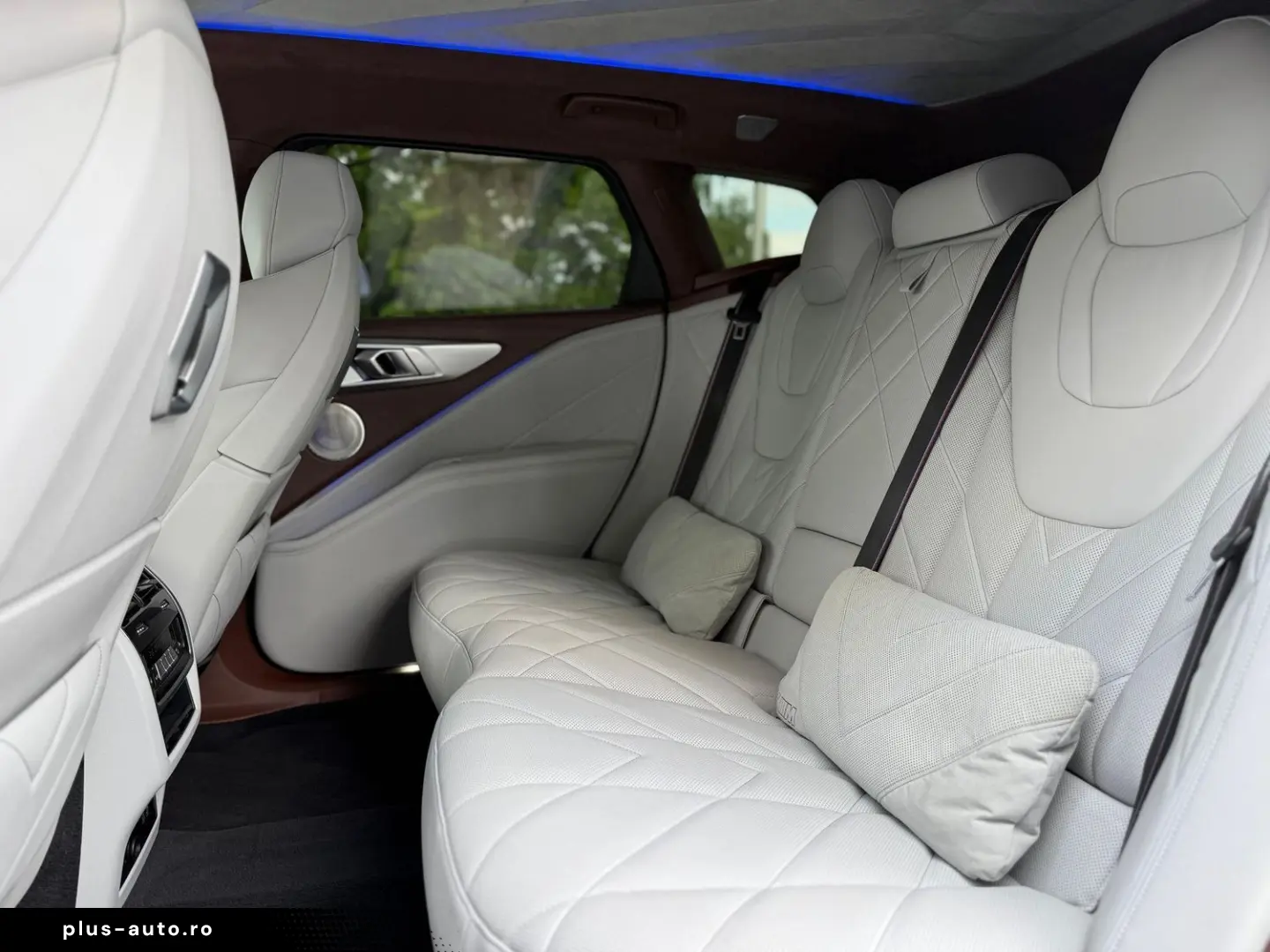 BMW XM Individual Marina Bay Blau Merino Leder