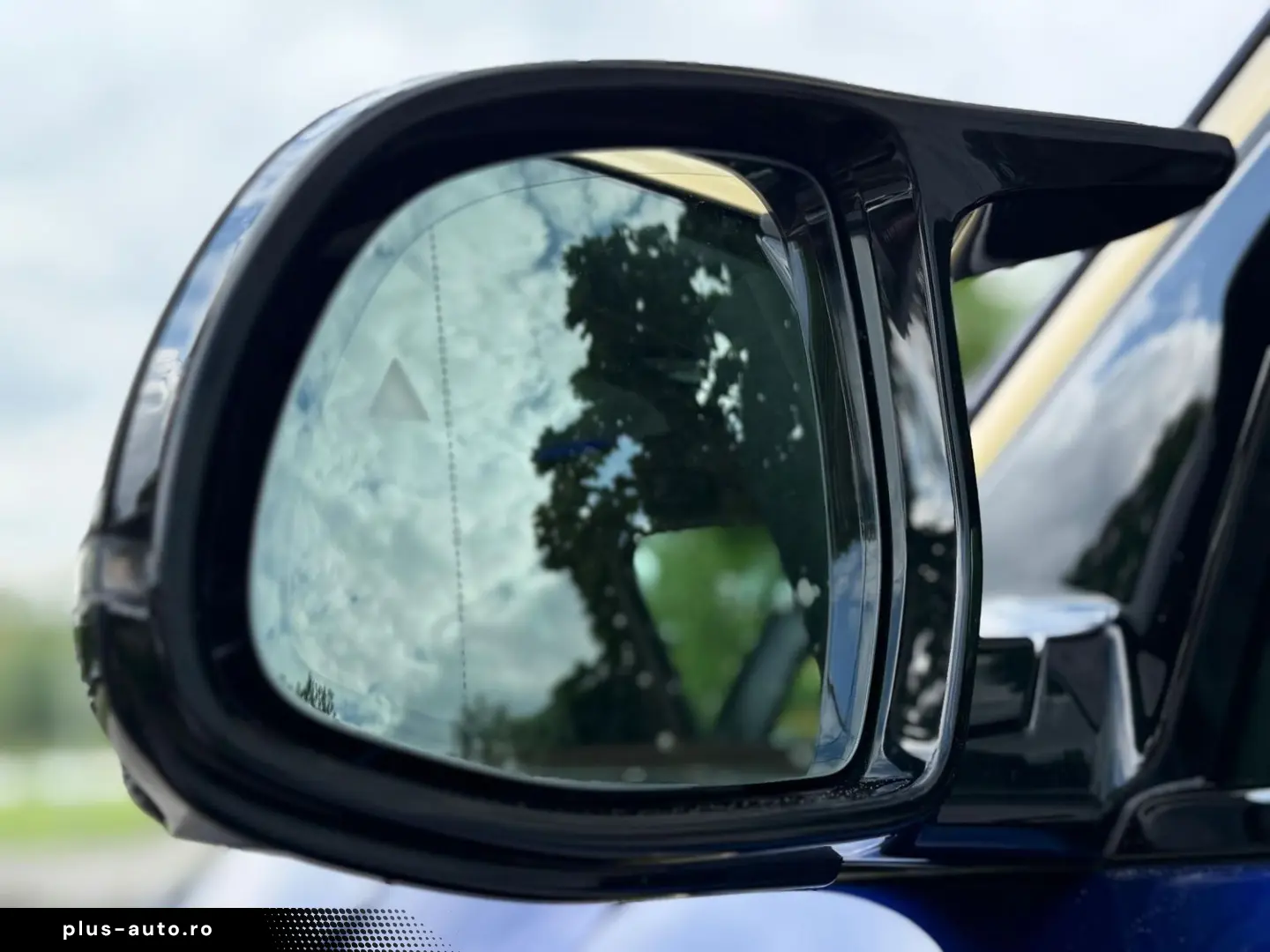 BMW XM Individual Marina Bay Blau Merino Leder