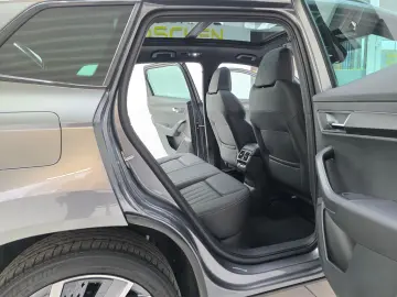 SKODA Karoq Sportline 4x4 Panorama Standheizung AHK