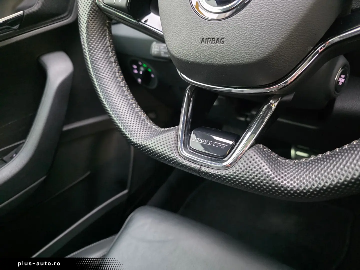 SKODA Karoq Sportline 4x4 Panorama Standheizung AHK