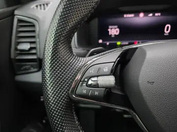 SKODA Karoq Sportline 4x4 Panorama Standheizung AHK