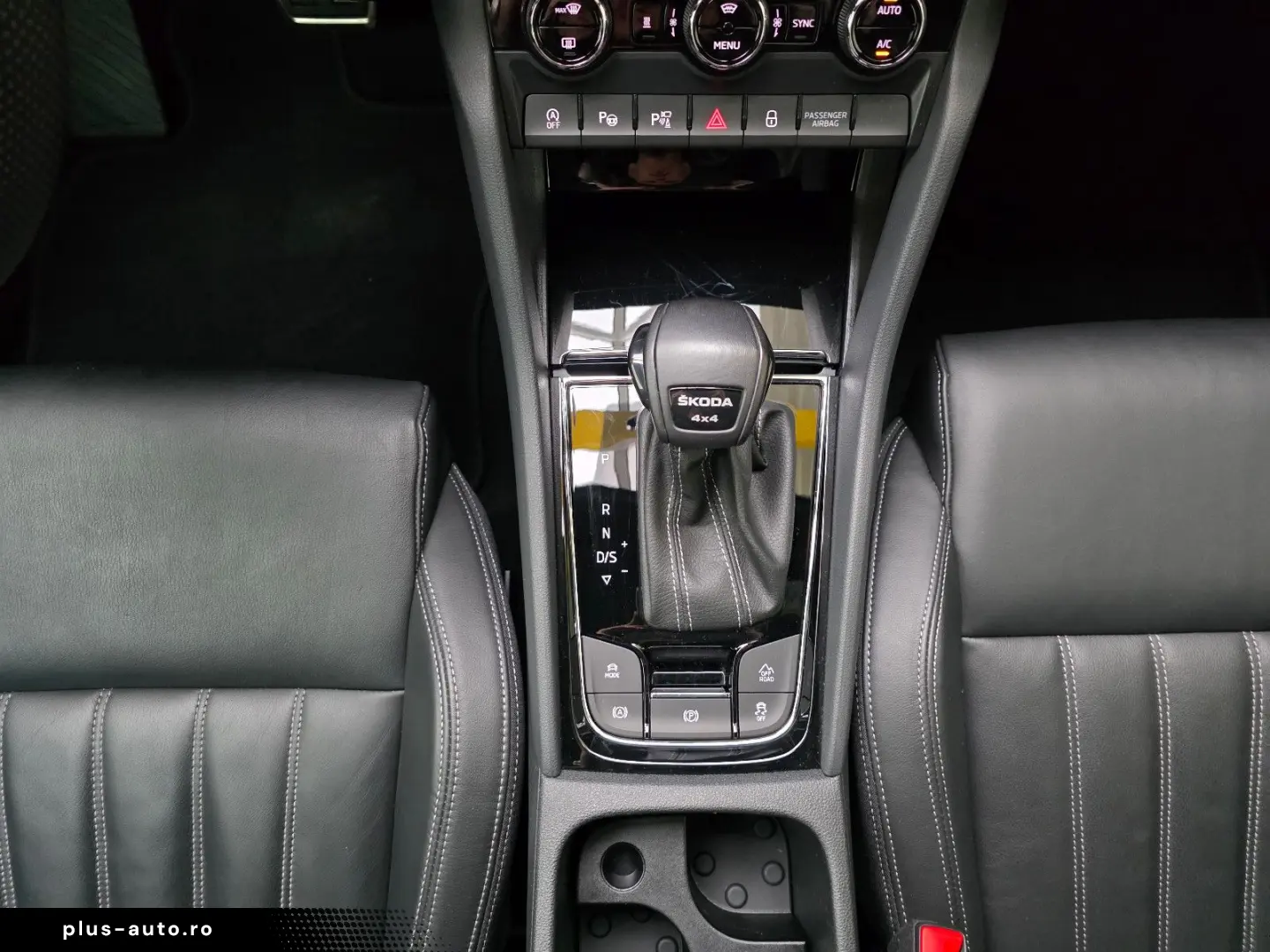 SKODA Karoq Sportline 4x4 Panorama Standheizung AHK