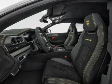 LAMBORGHINI Urus Performante
