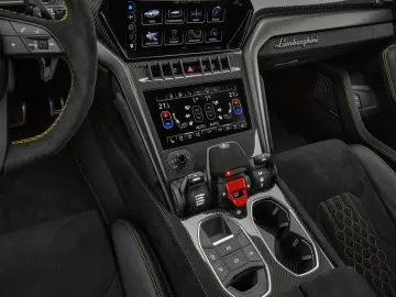 LAMBORGHINI Urus Performante