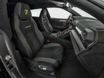 LAMBORGHINI Urus Performante