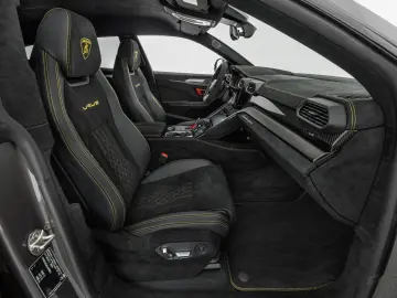 LAMBORGHINI Urus Performante