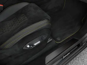 LAMBORGHINI Urus Performante