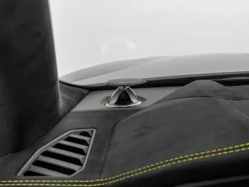 LAMBORGHINI Urus Performante