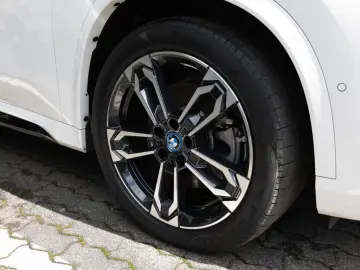 BMW X1 xDrive30 M-Sport AHK HUD 360  LED NAVI SHZ