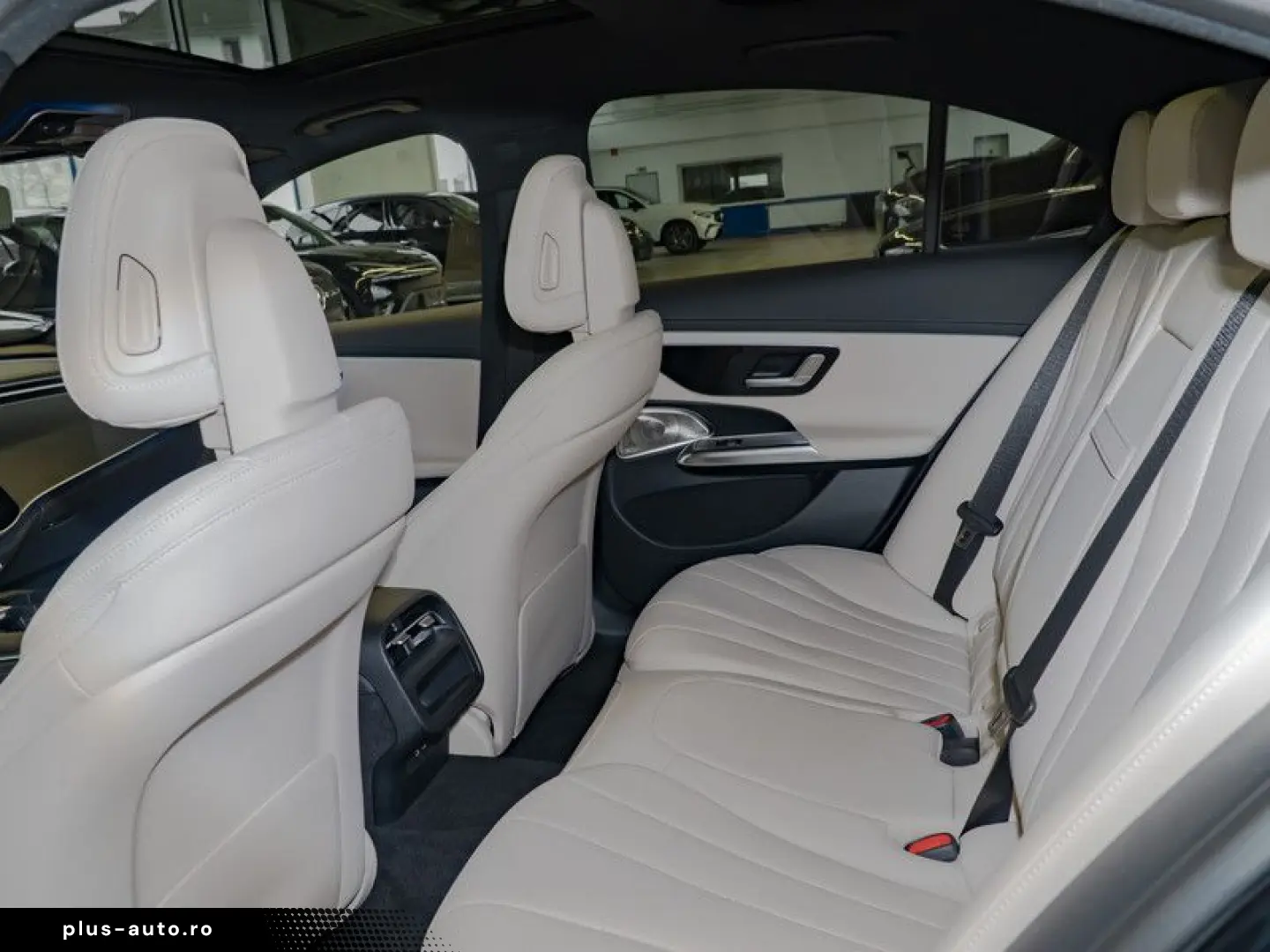 MERCEDES-BENZ E 200 AMG-Sport Pano Burm AHK Night Distr Memo