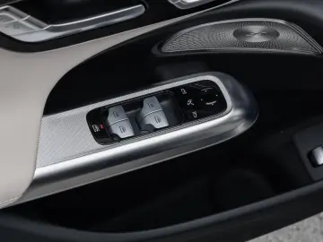 MERCEDES-BENZ E 200 AMG Wide Digital Pano AHK Burm4D&hellip;