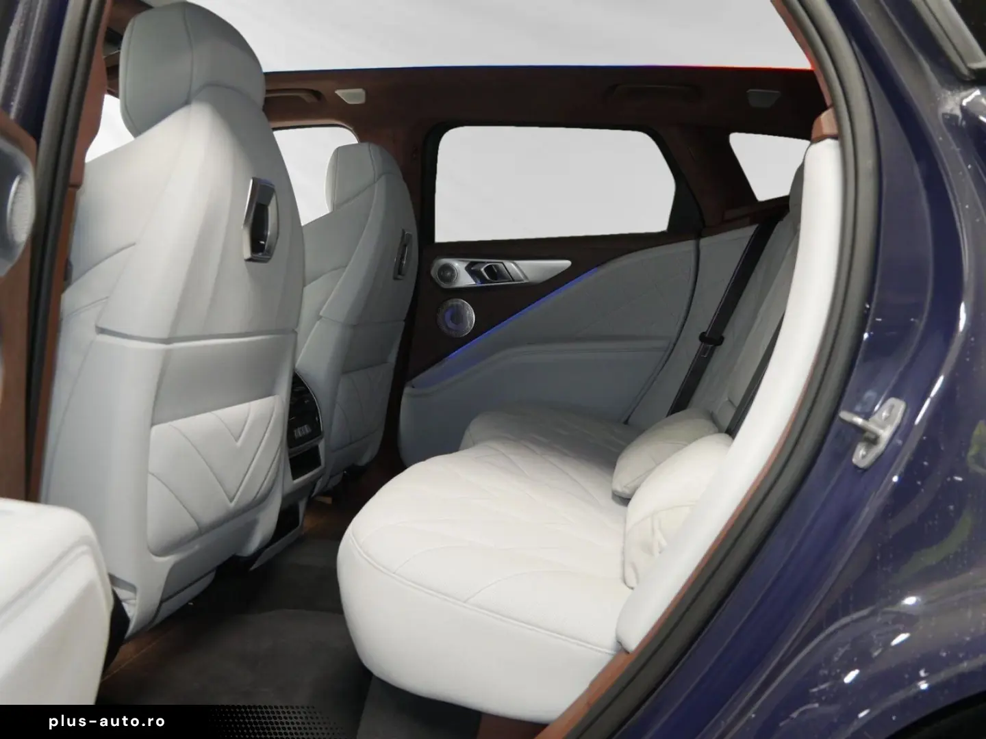 BMW XM 50e  Sepia met.  AHK 23 LMR Autobahnass.