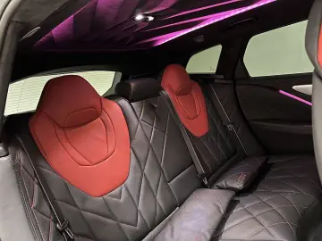 BMW XM Label Red Carbon B&W Black Frozen 23 Zoll AHK