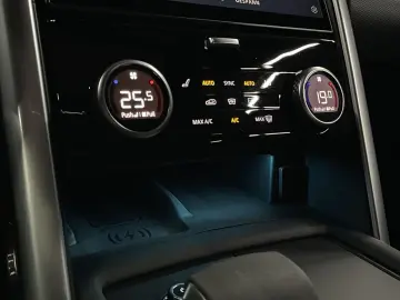 LAND ROVER Discovery DYNAMIC HSE D300 AWD 7 SITZE VOLL 1.H