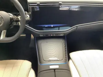 MERCEDES-BENZ E 200 Limousine AMG SUPERSCREEN DIGITAL 360