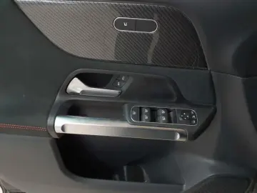 MERCEDES-BENZ GLB 200 d 4M-AMG PANO BusiP AssiP MBUX