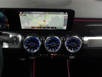 MERCEDES-BENZ GLB 200 d 4M-AMG PANO BusiP AssiP MBUX
