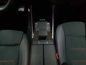 MERCEDES-BENZ GLB 200 d 4M-AMG PANO BusiP AssiP MBUX