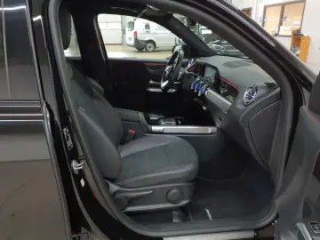 MERCEDES-BENZ GLB 200 d 4M-AMG PANO BusiP AssiP MBUX