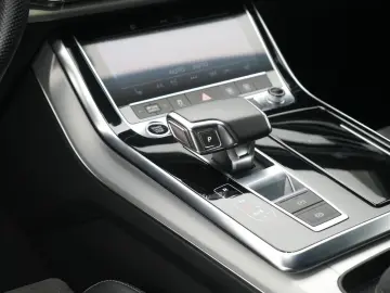 AUDI Q8 55 TFSIe quattro S line