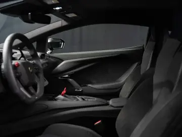 LAMBORGHINI Revuelto 6.5 V12 HPEV