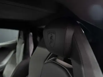 LAMBORGHINI Revuelto 6.5 V12 HPEV