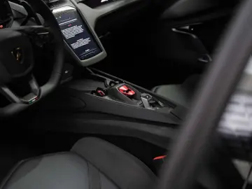 LAMBORGHINI Revuelto 6.5 V12 HPEV