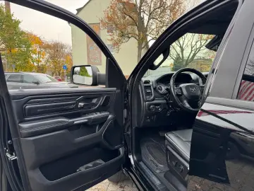 DODGE RAM 5.7 V8 Crew Cab Limited Night Edition   teil