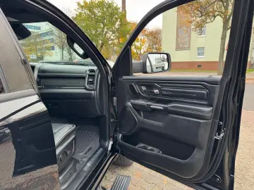 DODGE RAM 5.7 V8 Crew Cab Limited Night Edition   teil