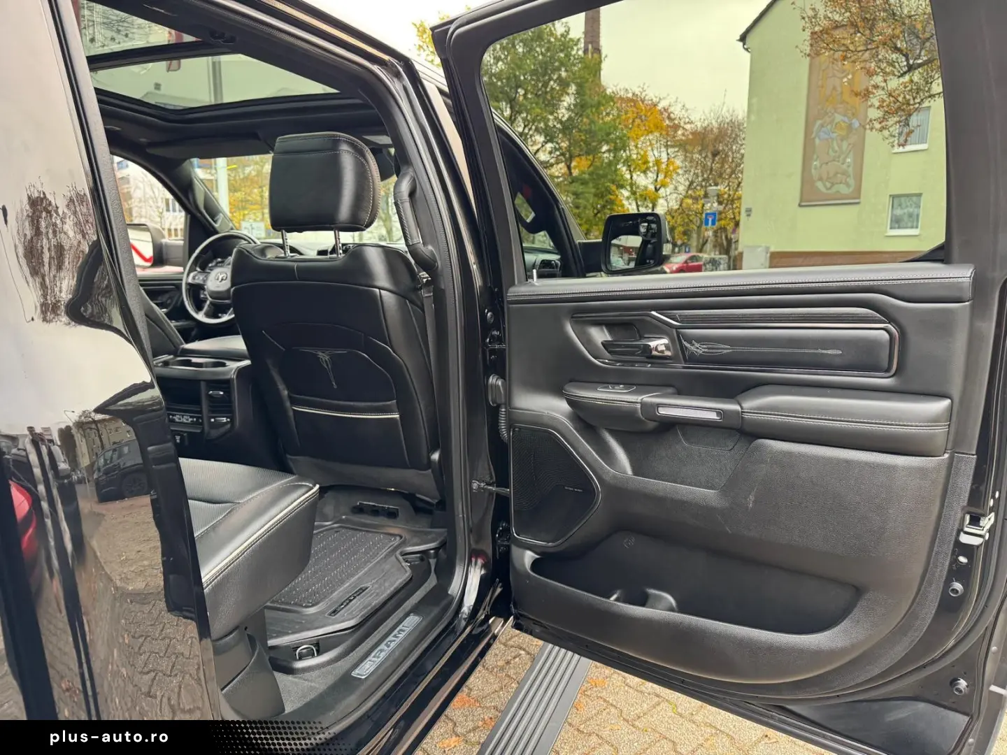 DODGE RAM 5.7 V8 Crew Cab Limited Night Edition   teil