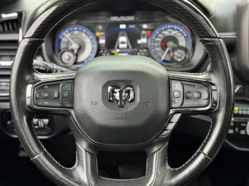 DODGE RAM 5.7 V8 Crew Cab Limited Night Edition   teil