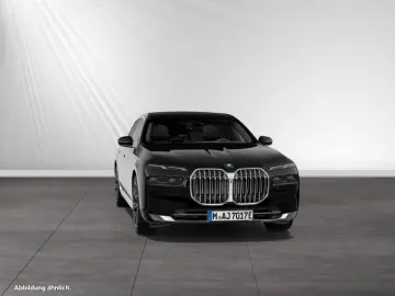 BMW 750e xDrive TV-Fond-Entertainment