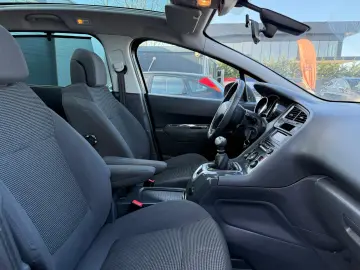 PEUGEOT 5008     7 LOCURI