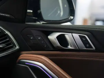 BMW X6 xDrive 30d STOC 2 SETURI ROTI