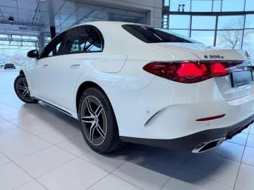 MERCEDES-BENZ E 300 e AMG  Night  Pano  Burm.4D  DC  DISTR.