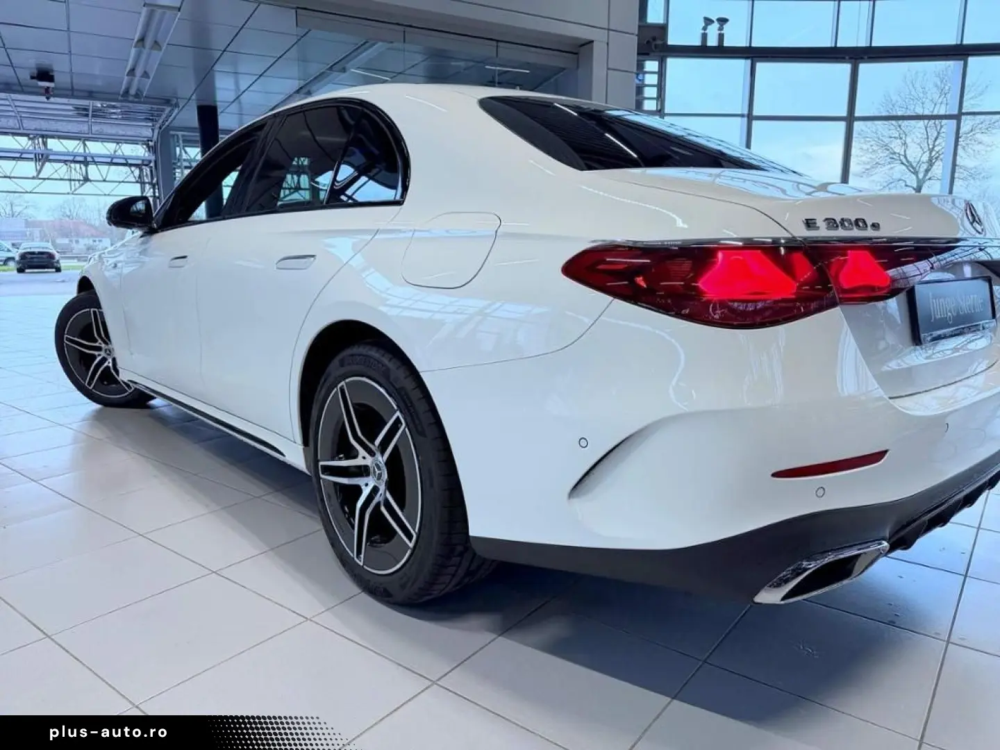 MERCEDES-BENZ E 300 e AMG  Night  Pano  Burm.4D  DC  DISTR.